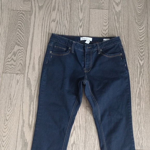 Beautiful crop jeans by Kenneth Cole reaction 🍀 - Picture 3 of 12